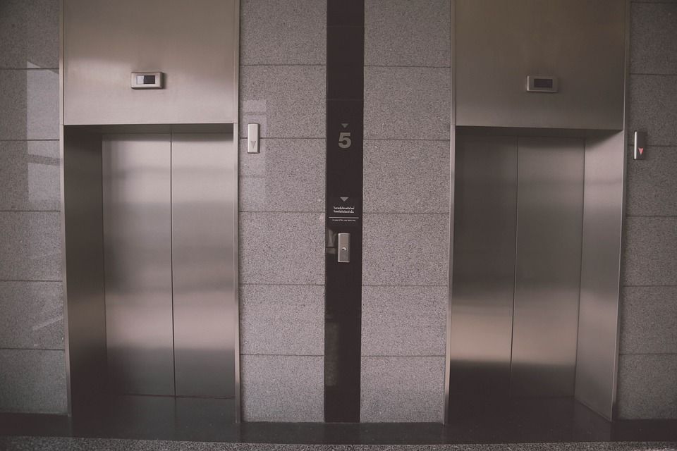 El ascensor averiado.