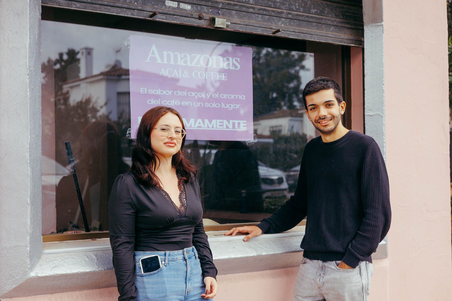 Marina Reina e Iván Fernández, los jóvenes emprendedores que abren el negocio.