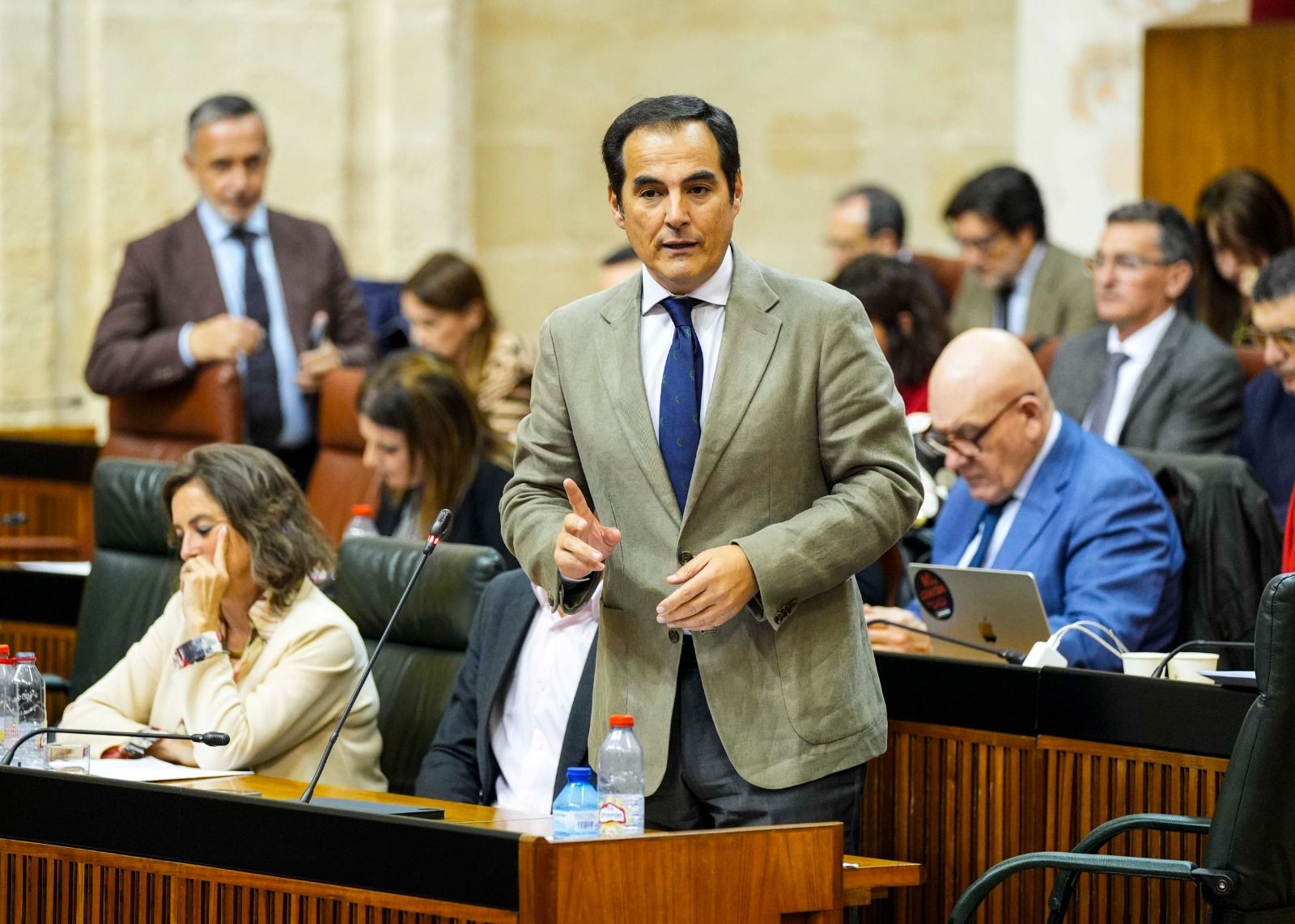 El consejero de Justicia, Administración Local y Función Pública, José Antonio Nieto, durante el pleno del Parlamento andaluz. 