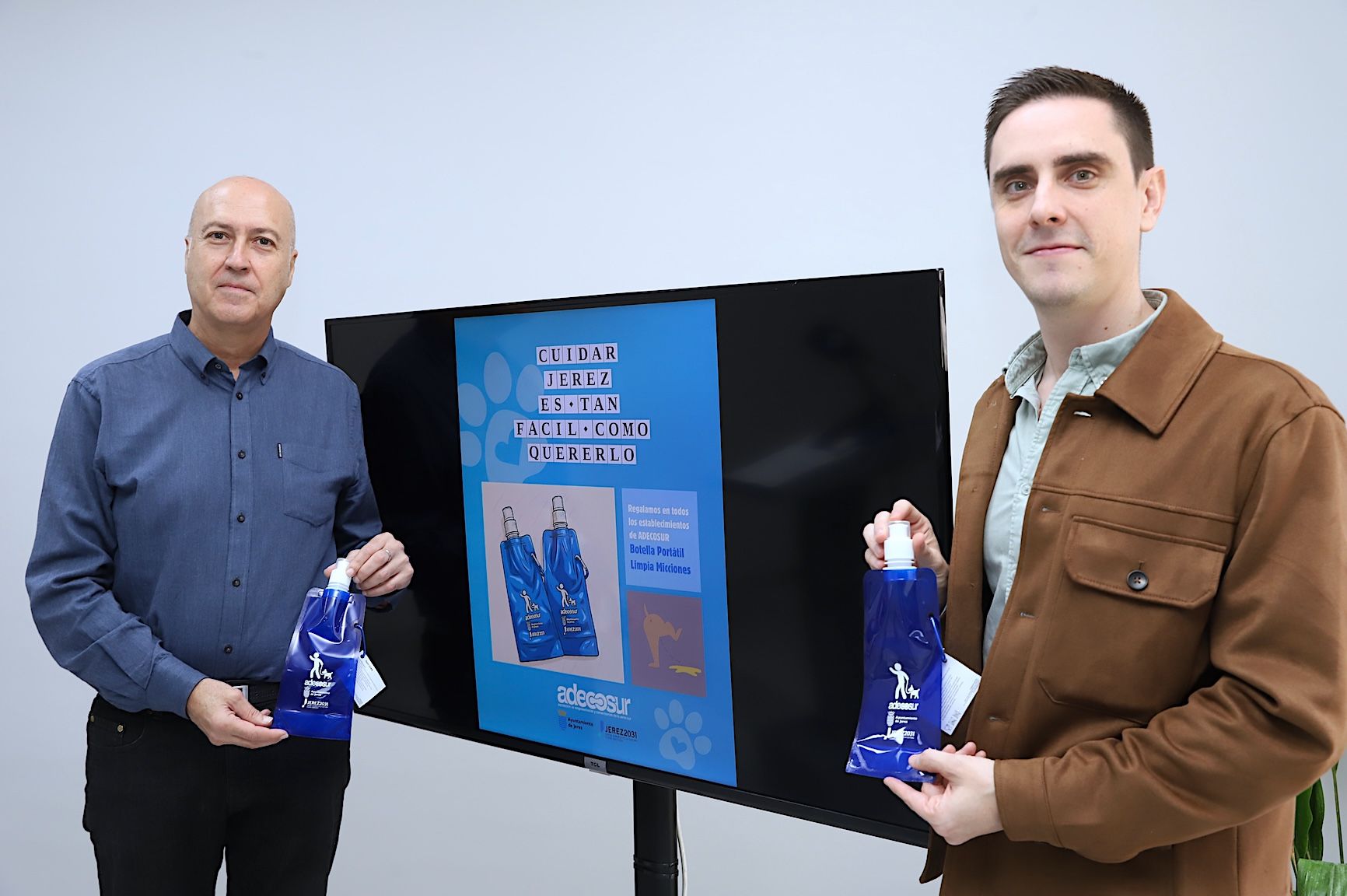 El teniente de alcaldesa Jaime Espinar y el presidente de Adecosur, Juan García, en la presentación de la campaña. El teniente de alcaldesa Jaime Espinar y el presidente de Adecosur, Juan García, en la presentación de la campaña.