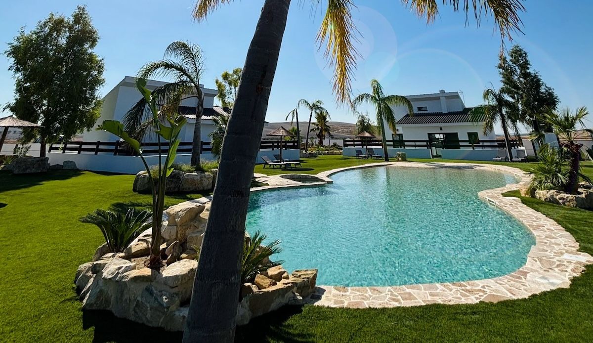 La gran piscina del complejo rural Entre Cortijos, en Trebujena. La gran piscina del complejo rural Entre Cortijos, en Trebujena.