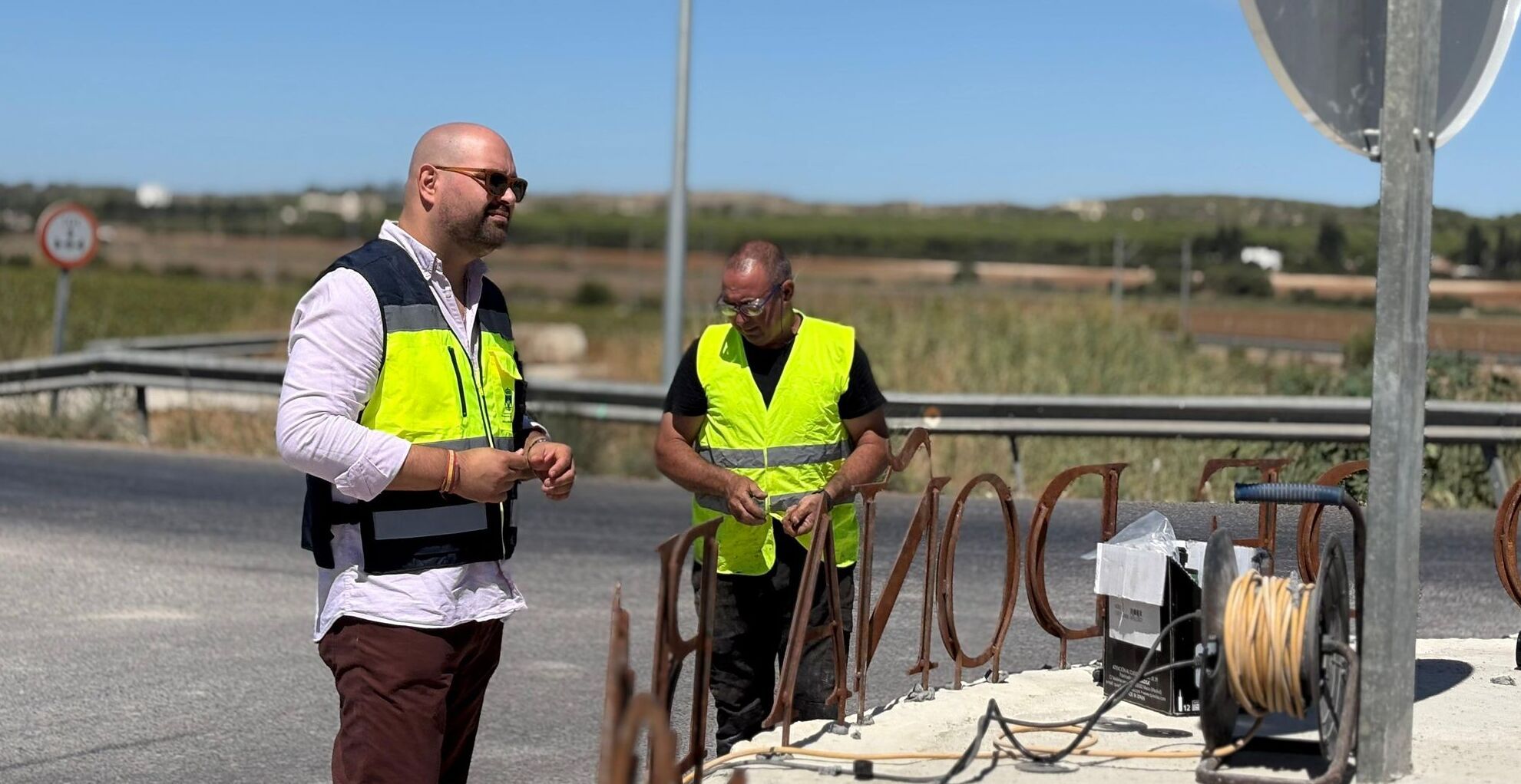 Javier Bello, en plena actuación en una carretera provincial.