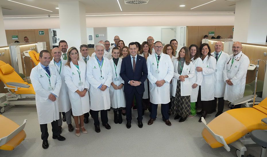 Moreno se fotografía con los profesionales del nuevo Hospital de Día Oncohematológico. Moreno se fotografía con los profesionales del nuevo Hospital de Día Oncohematológico.