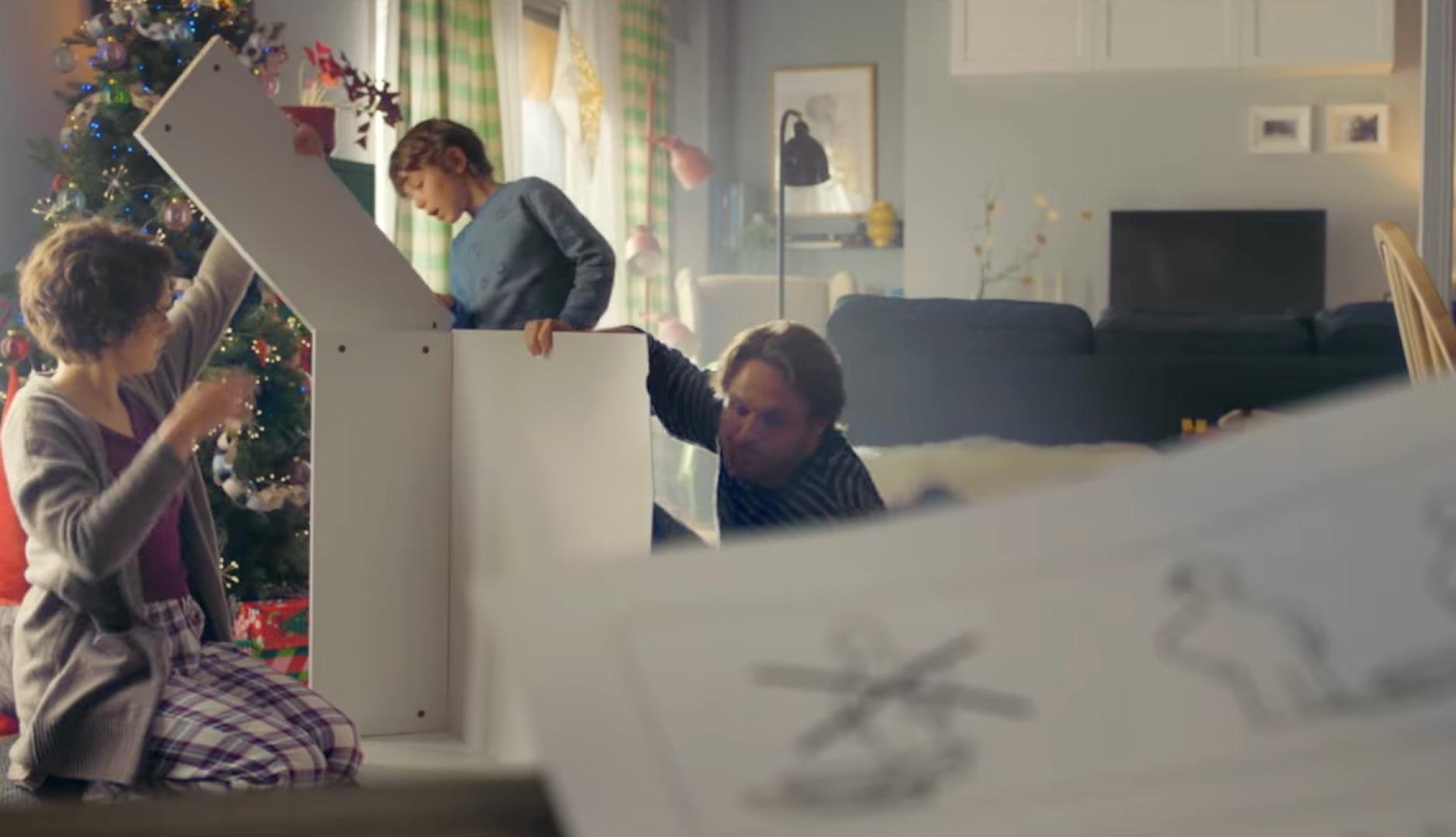 Un niño, montando la estantería con sus padres, en el anuncio de Ikea.