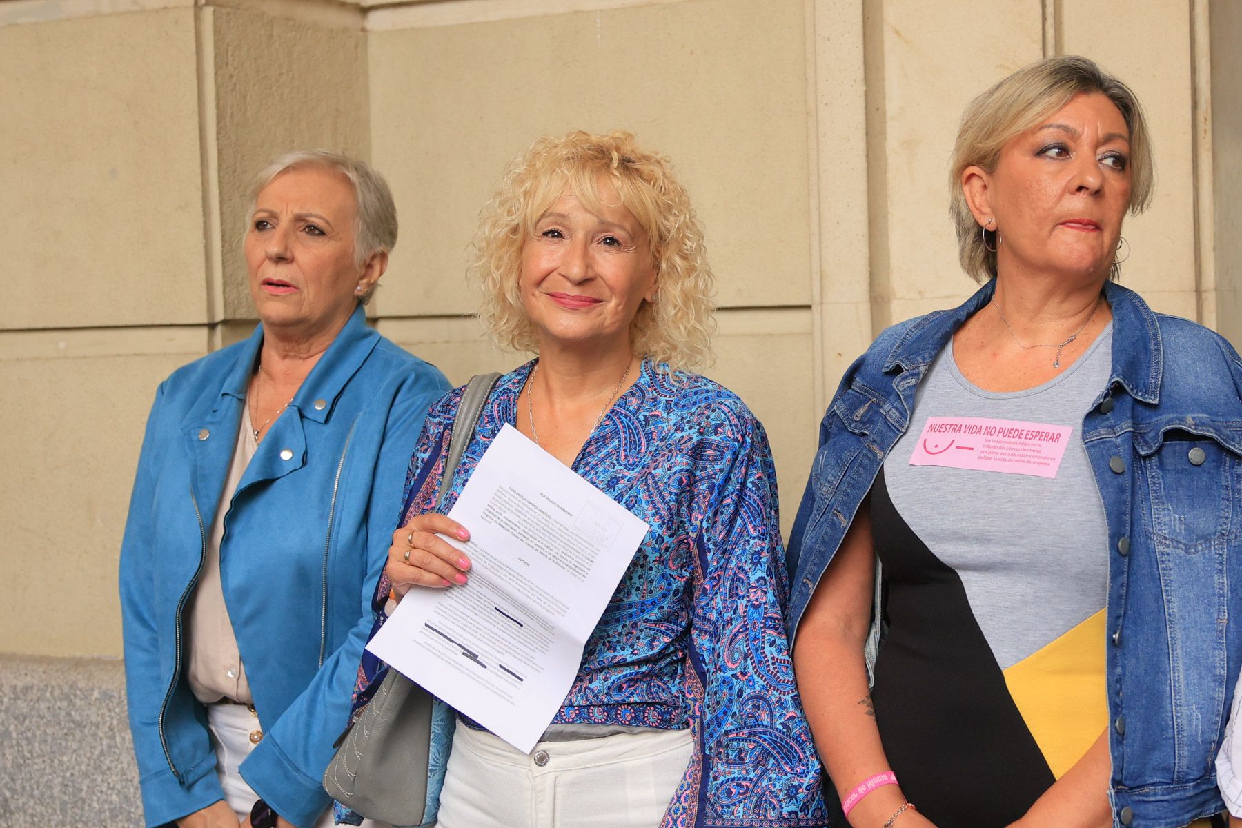 La presidenta de Amama, en el centro, saliendo de los juzgados de Sevilla el día que presentó la denuncia.