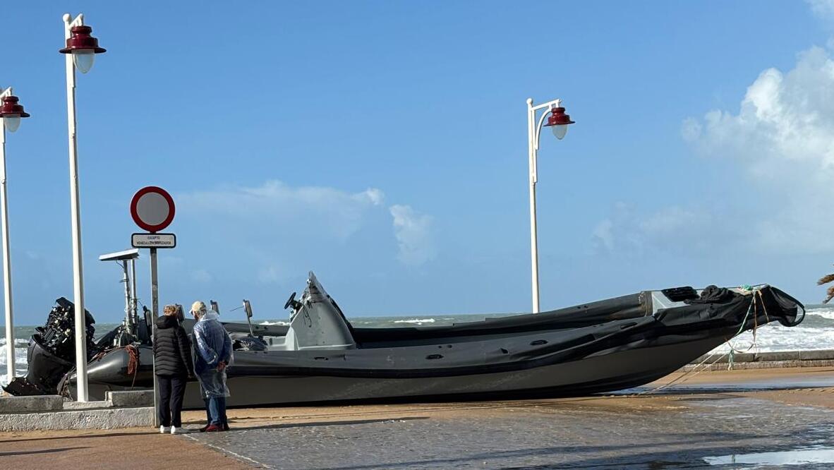 La embarcación que está varada en la playa de Cádiz.