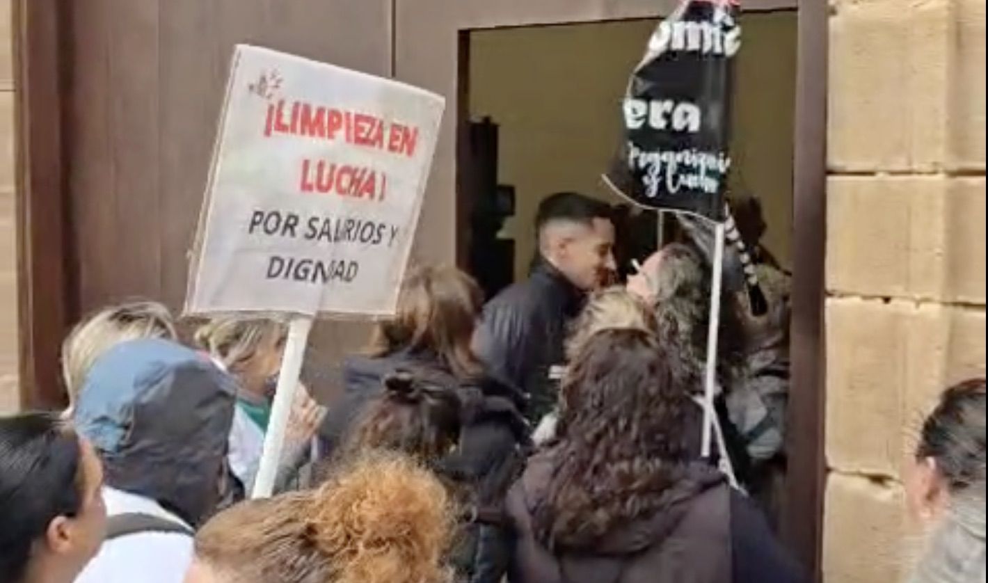 Momento de la expulsión de las trabajadoras de limpieza de la UCA.