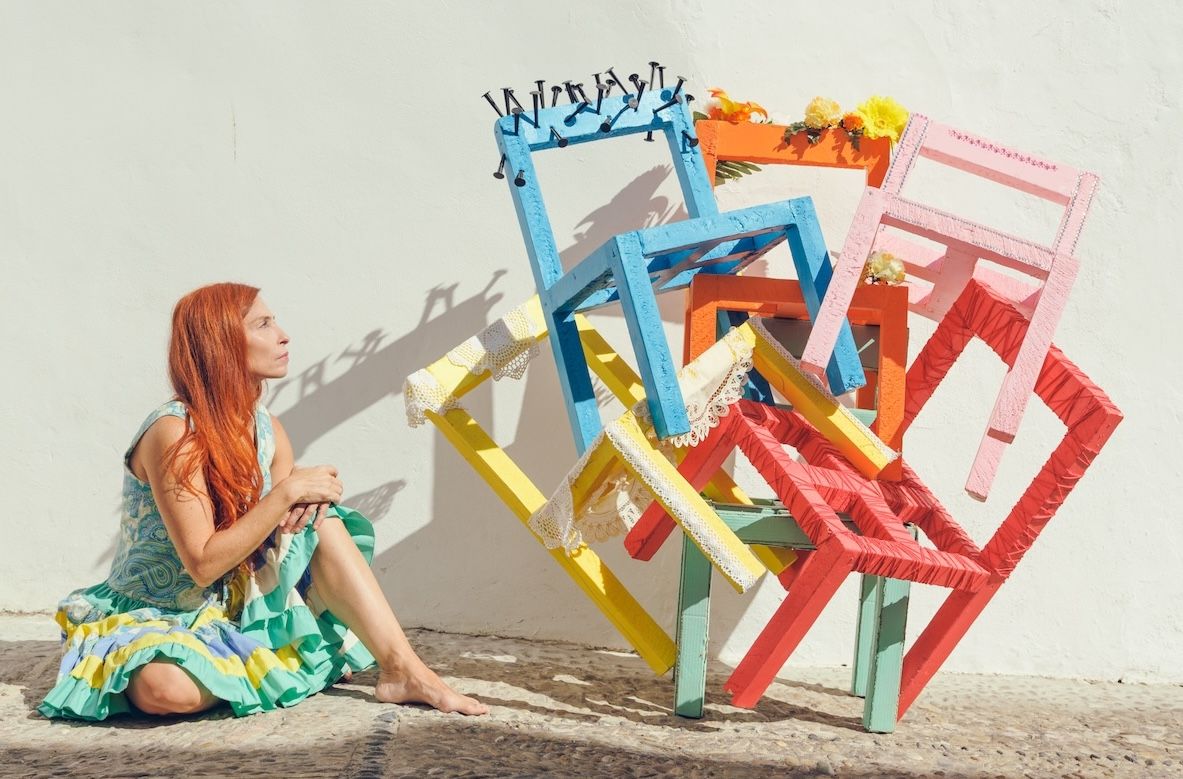 Eva Escudier, con algunas de las sillas que utiliza para su espectáculo. Eva Escudier, con algunas de las sillas que utiliza para su espectáculo.