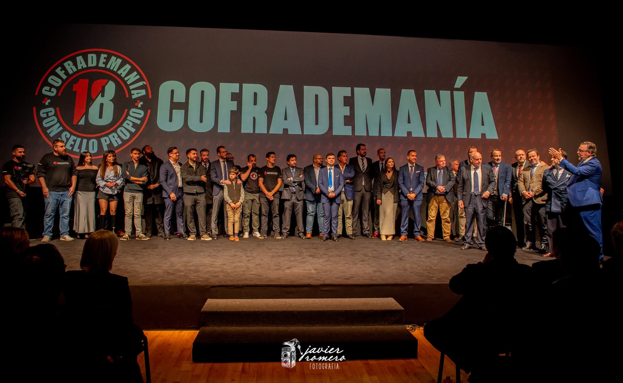 Parte del equipo actual de Cofrademanía en el escenario del Museo de la Atalaya