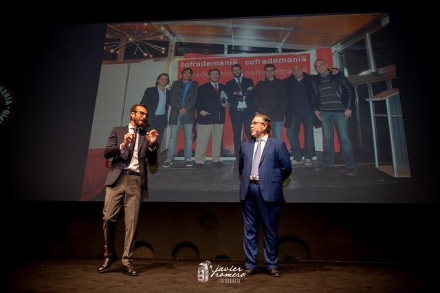 Andrés Cañadas y Álvaro Ojeda conducían la gala aniversario de Cofrademanía en los Museos de la Atalaya.