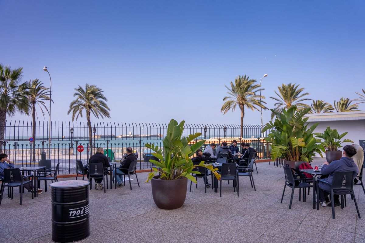 Un grupo de estudiantes, a la derecha, durante un desayuno.
