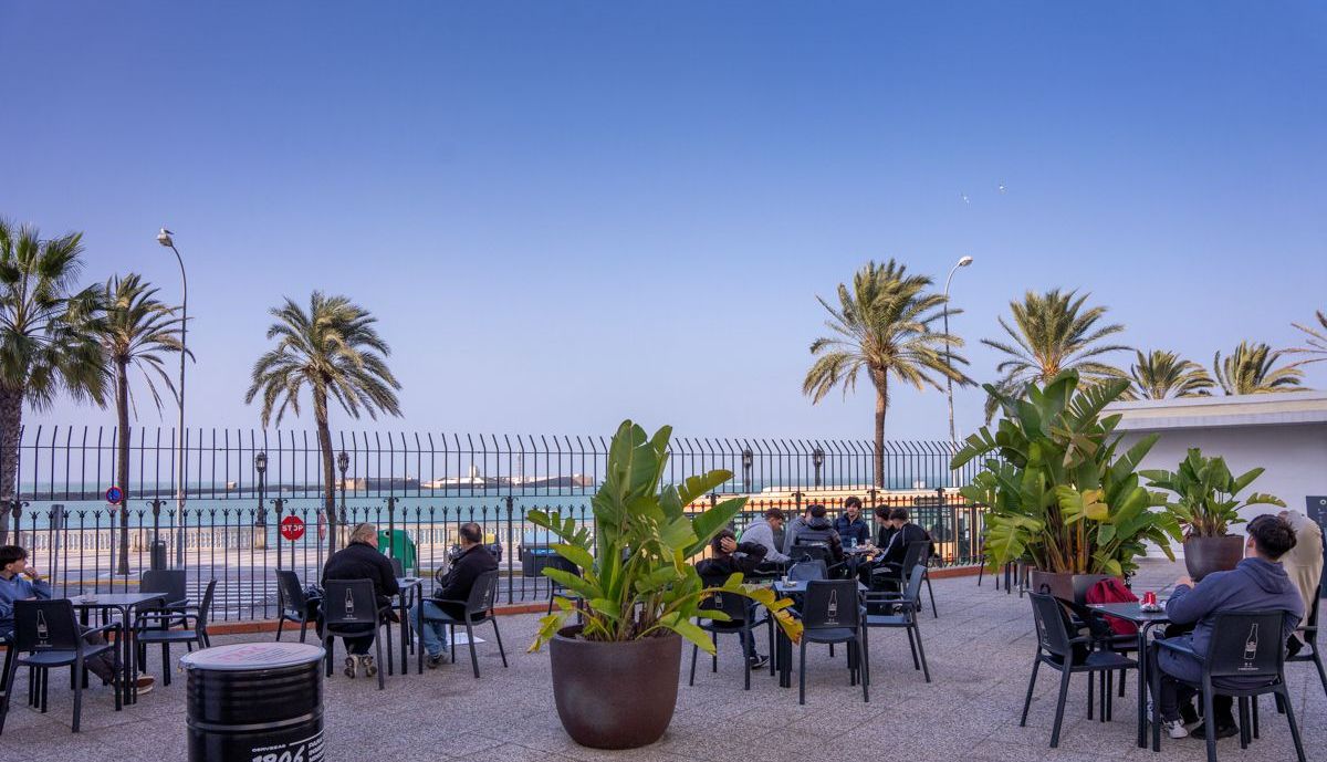 Un grupo de estudiantes, a la derecha, durante un desayuno.