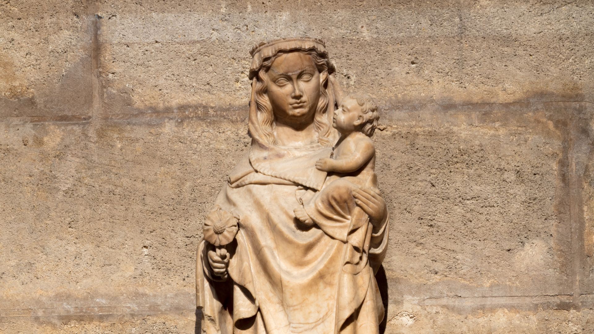 La réplica de la Virgen de los Olmos en la hornacina situada en la Giralda.