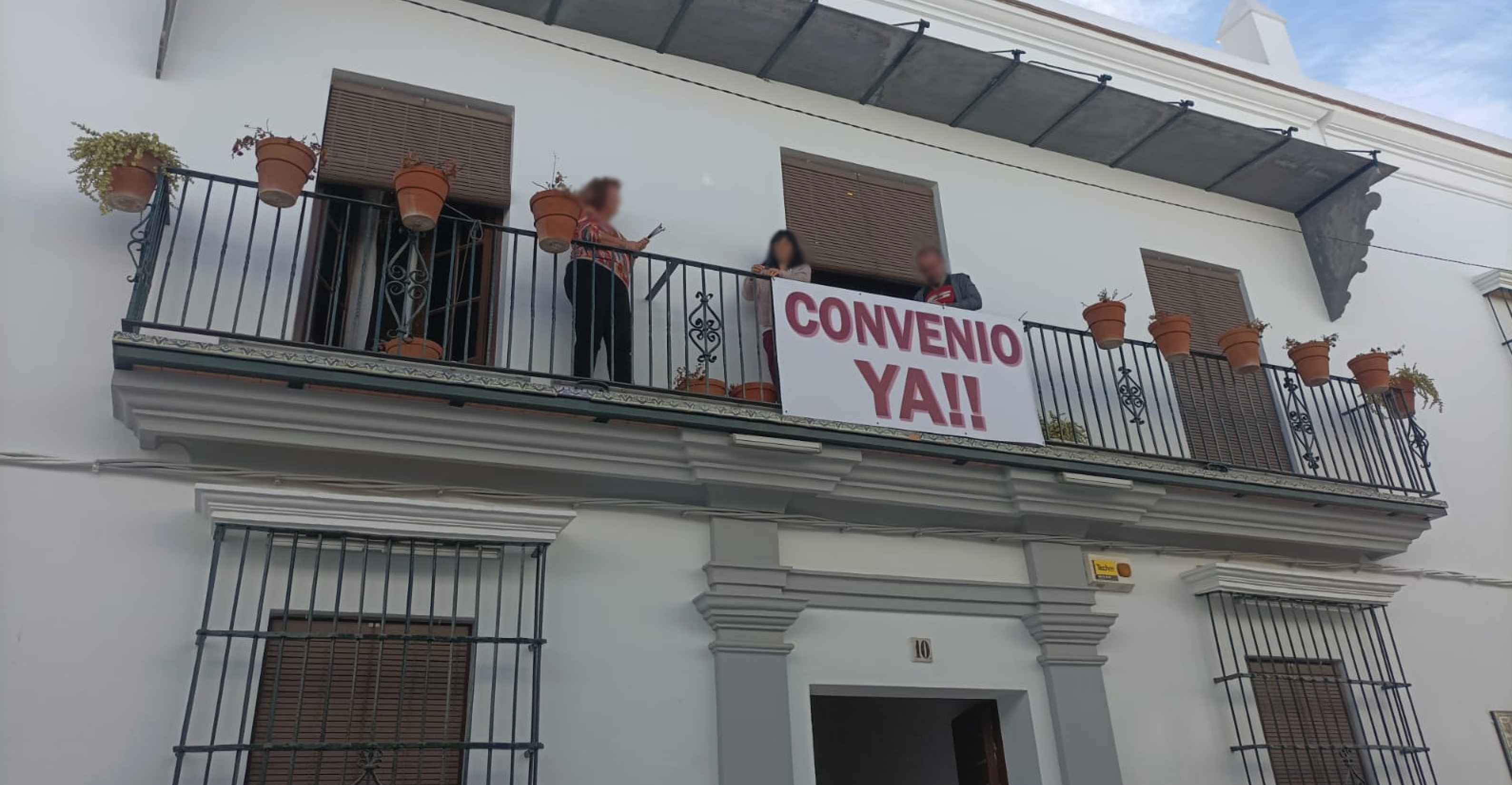 Algunos de los trabajadores de la Casa Museo Zenobia-Juan Ramón Jiménez mientras colocaban la pancarta reivindicativa la semana pasada. Algunos de los trabajadores de la Casa Museo Zenobia-Juan Ramón Jiménez mientras colocaban la pancarta reivindicativa la semana pasada.