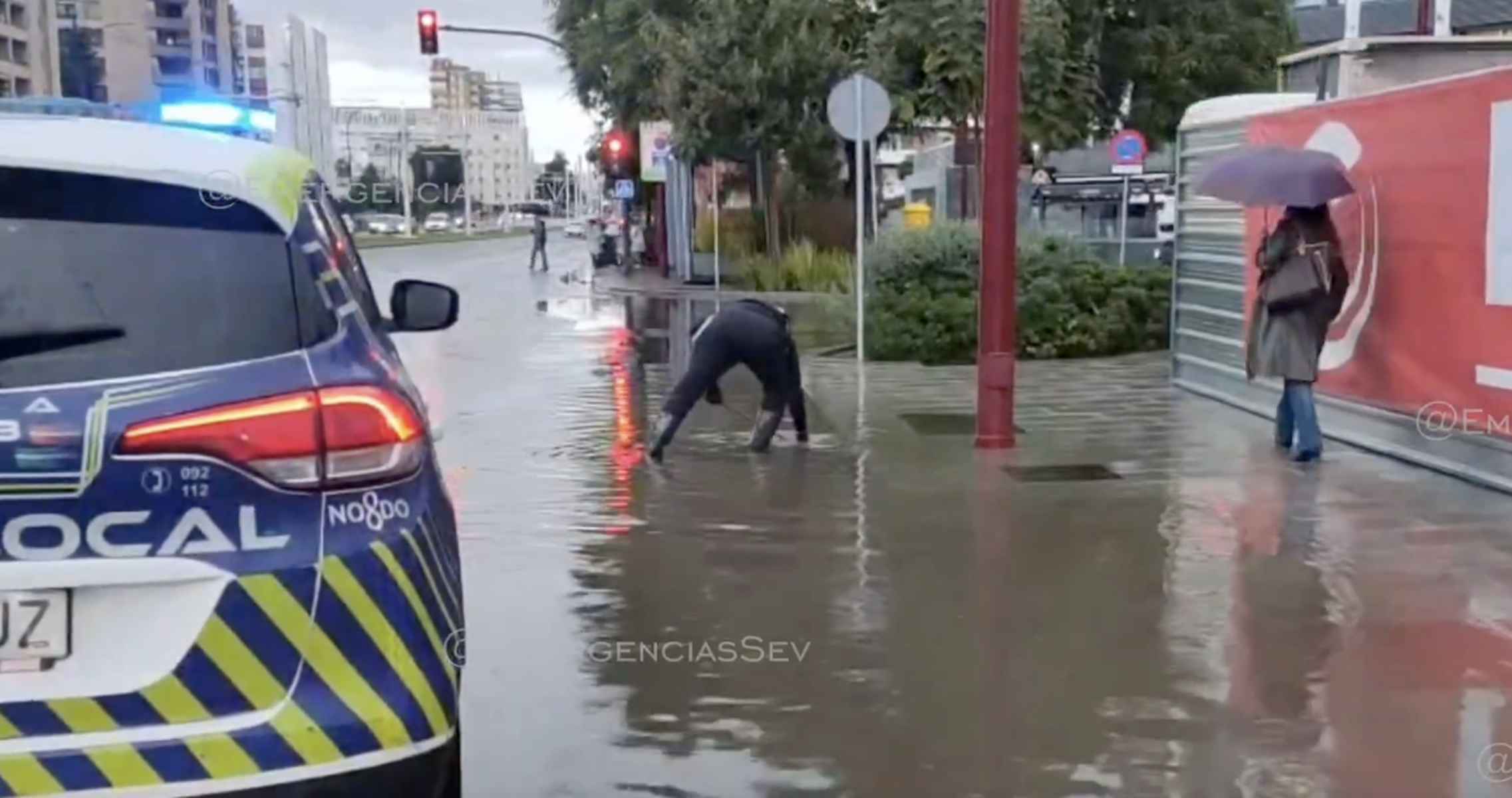 Incidencias por el temporal en Sevilla.  FOTO: EMERGENCIAS SEVILLA