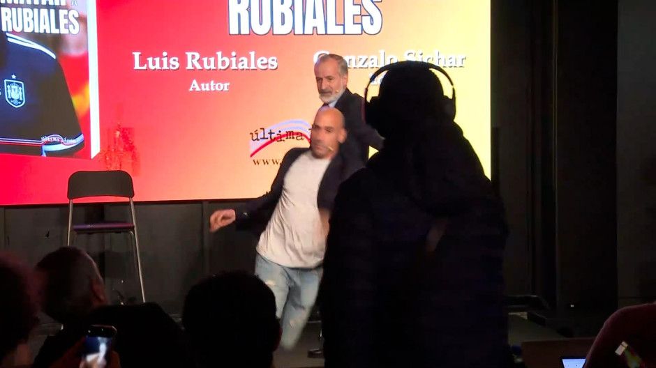 Momento en el que Luis Rubiales sale corriendo a frenar al lanzador de huevos. Momento en el que Luis Rubiales sale corriendo a frenar al lanzador de huevos.