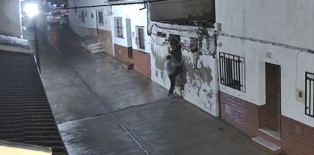 Momento de la patada a la puerta en Algodonales. Momento de la patada a la puerta en Algodonales.