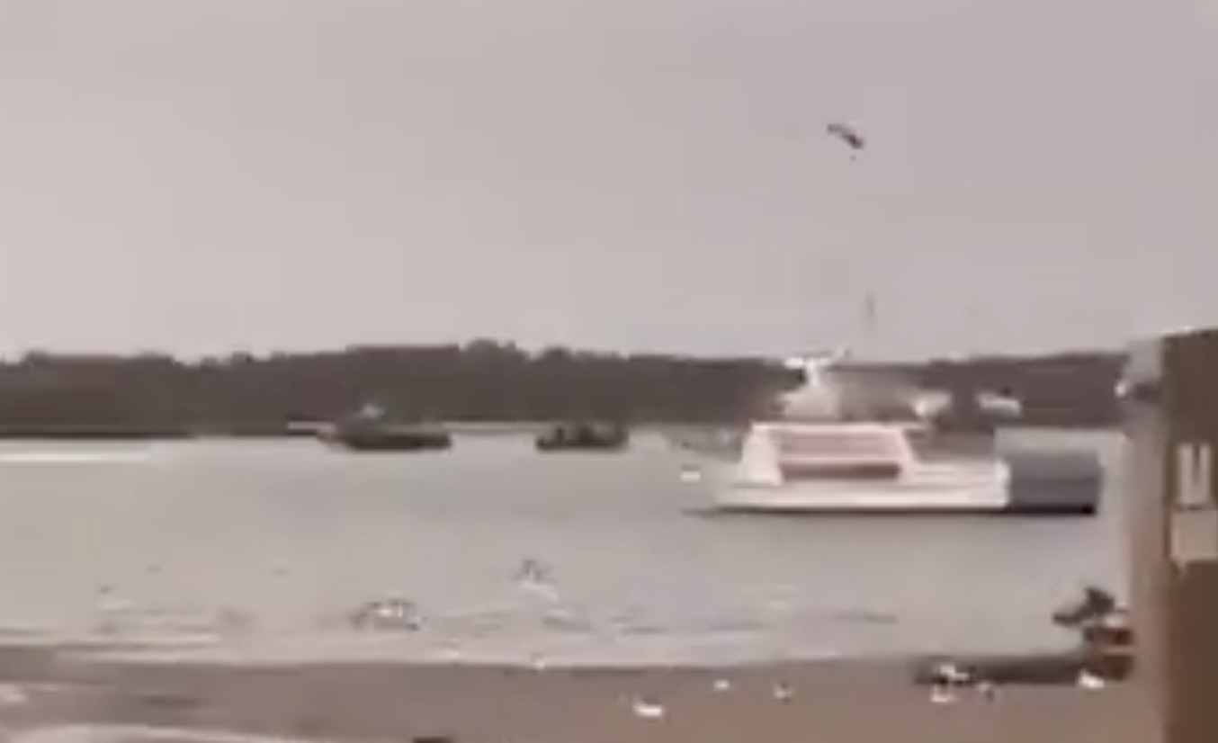 La narcolancha, junto a la embarcación de la Guardia Civil, en el río Piedras de Huelva. La narcolancha, junto a la embarcación de la Guardia Civil, en el río Piedras de Huelva.