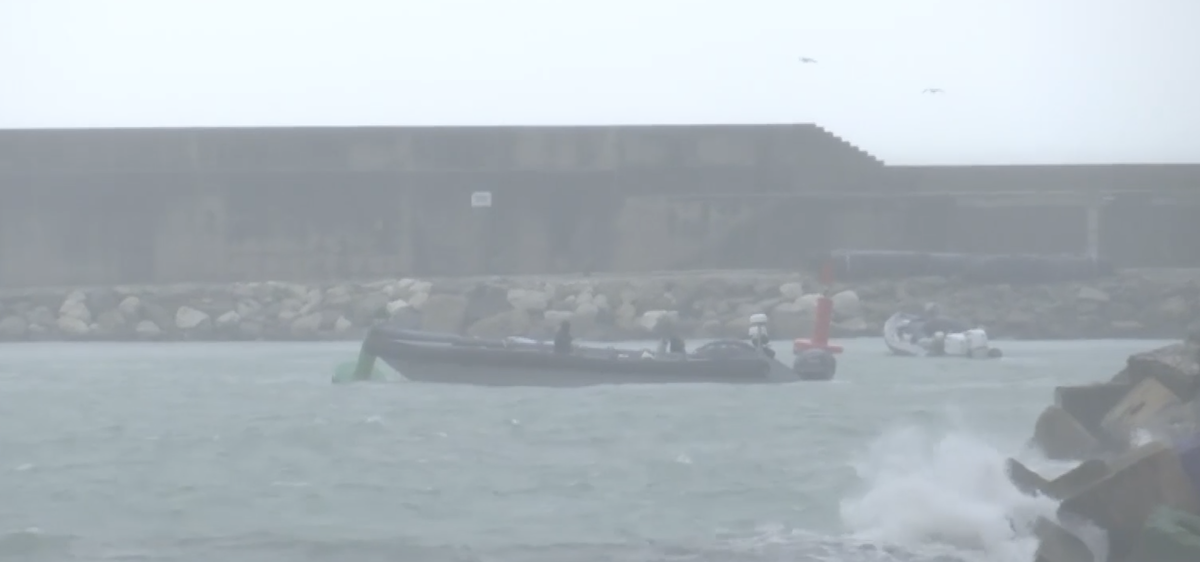 Narcolanchas refugiadas del mal tiempo en el puerto de Barbate.