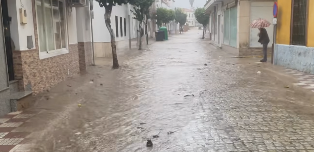 El agua desbordada del barranco, corriendo por las calles de Nerva. El agua desbordada del barranco, corriendo por las calles de Nerva.