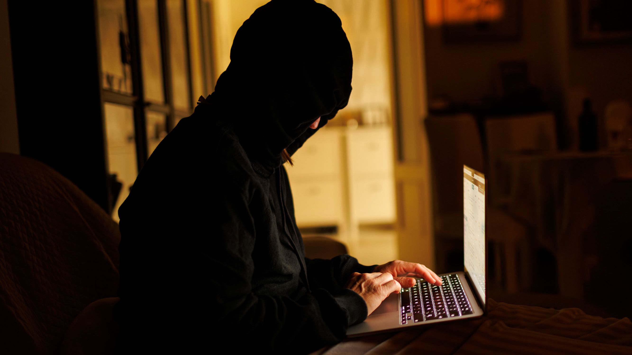 Una joven en tratamiento por adicción a internet simula una búsqueda en una imagen de archivo.