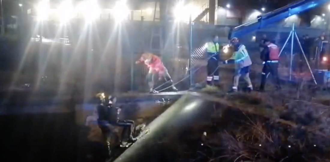 Momento del rescate del joven de 15 años en Sevilla.