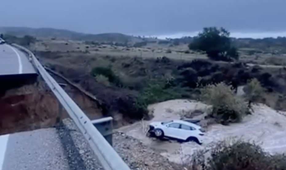 El coche caído por el socavón en El Castillo de las Guardas. El coche caído por el socavón en El Castillo de las Guardas.