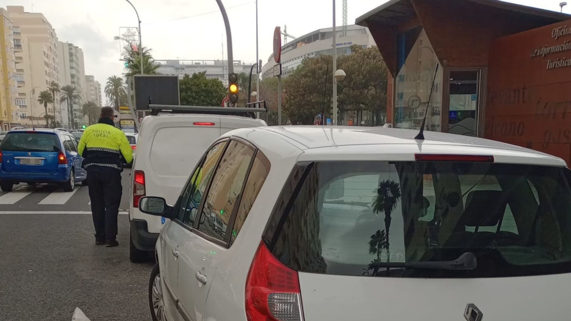 Controles de tráfico en Cádiz contra el uso del móvil al volante.