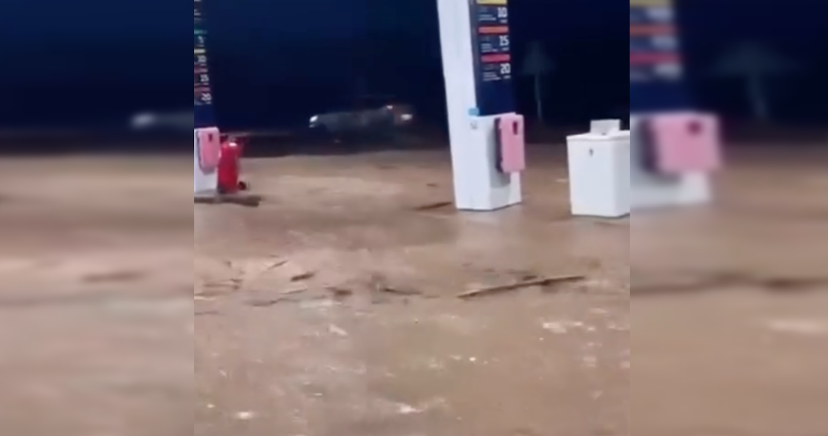 Riada en Almodóvar del Río, a su paso por una gasolinera. Riada en Almodóvar del Río, a su paso por una gasolinera.