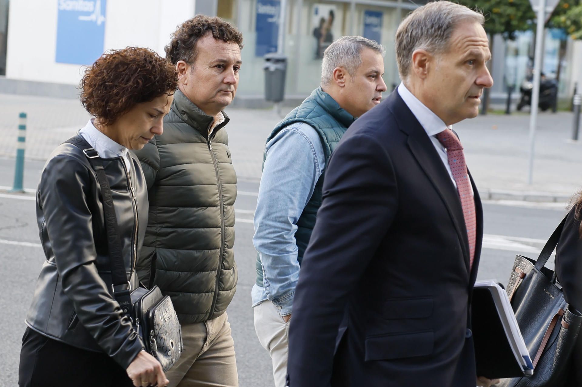 Los padres de Sandra Peña, entrando a declarar hace unos días.