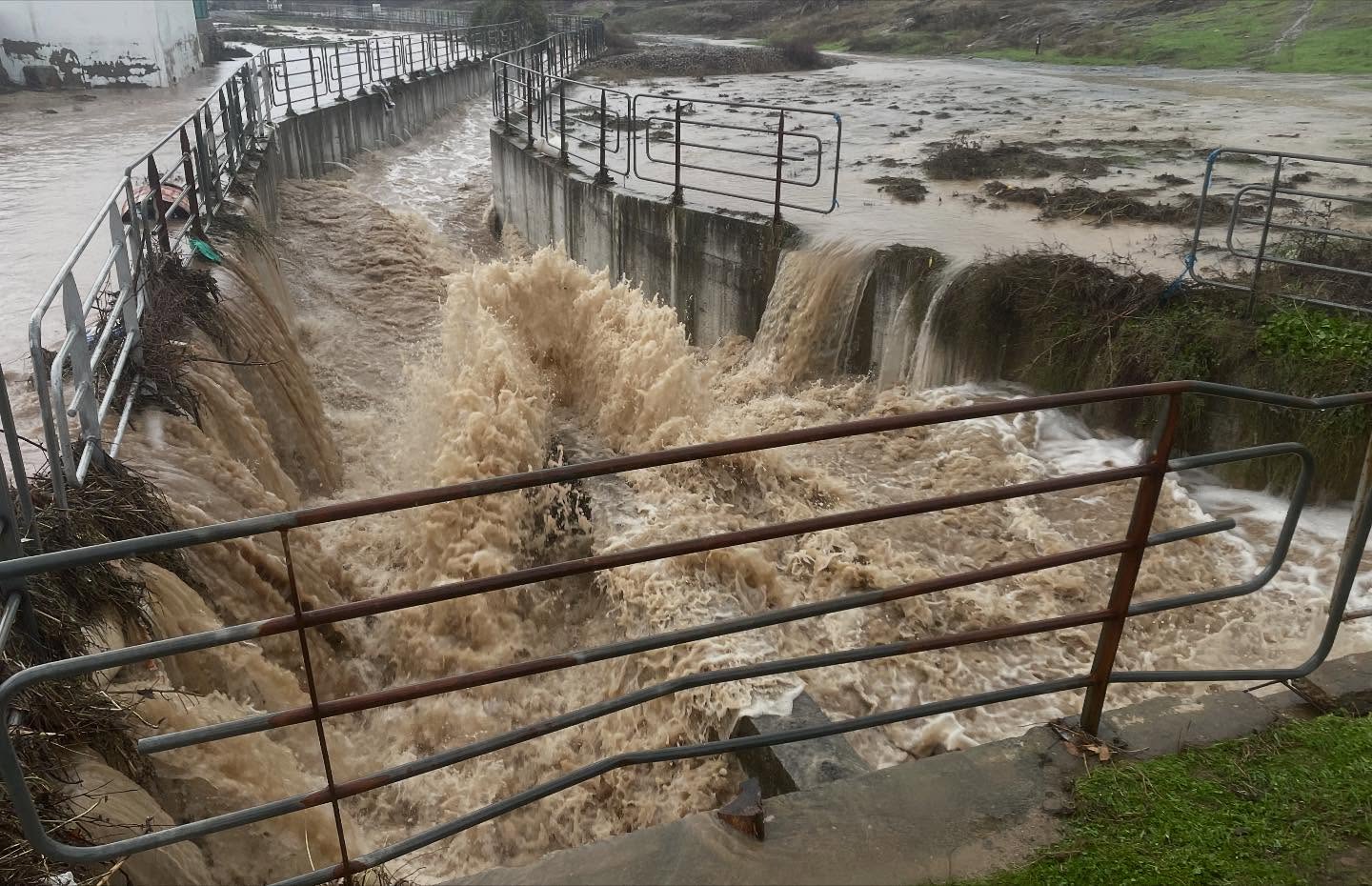 El barranco de Santa María en Nerva, desbordado por las lluvias. El barranco de Santa María en Nerva, desbordado por las lluvias.