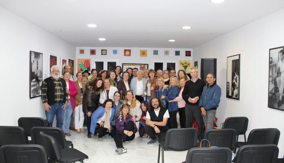 Miembros de la asociación en una actividad en la sede