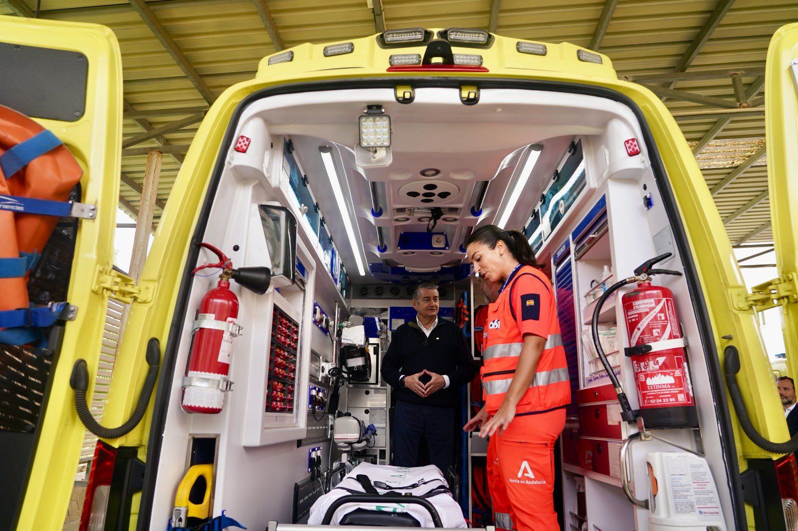 El consejero Antonio Sanz, dentro de una ambulancia medicalizada.