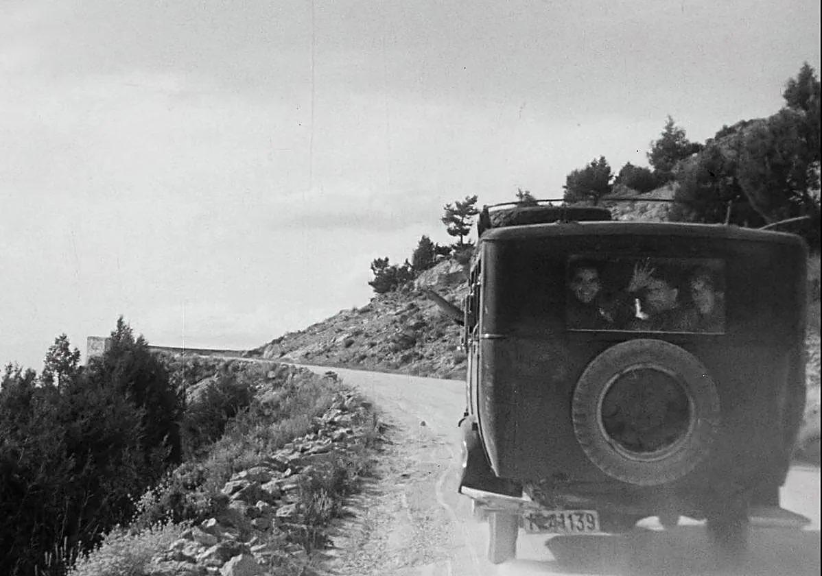 Foto inédita aparecida en el Archivo de Menéndez Pidal en la que se ve a Lorca saludando desde el otro lado del cristal.