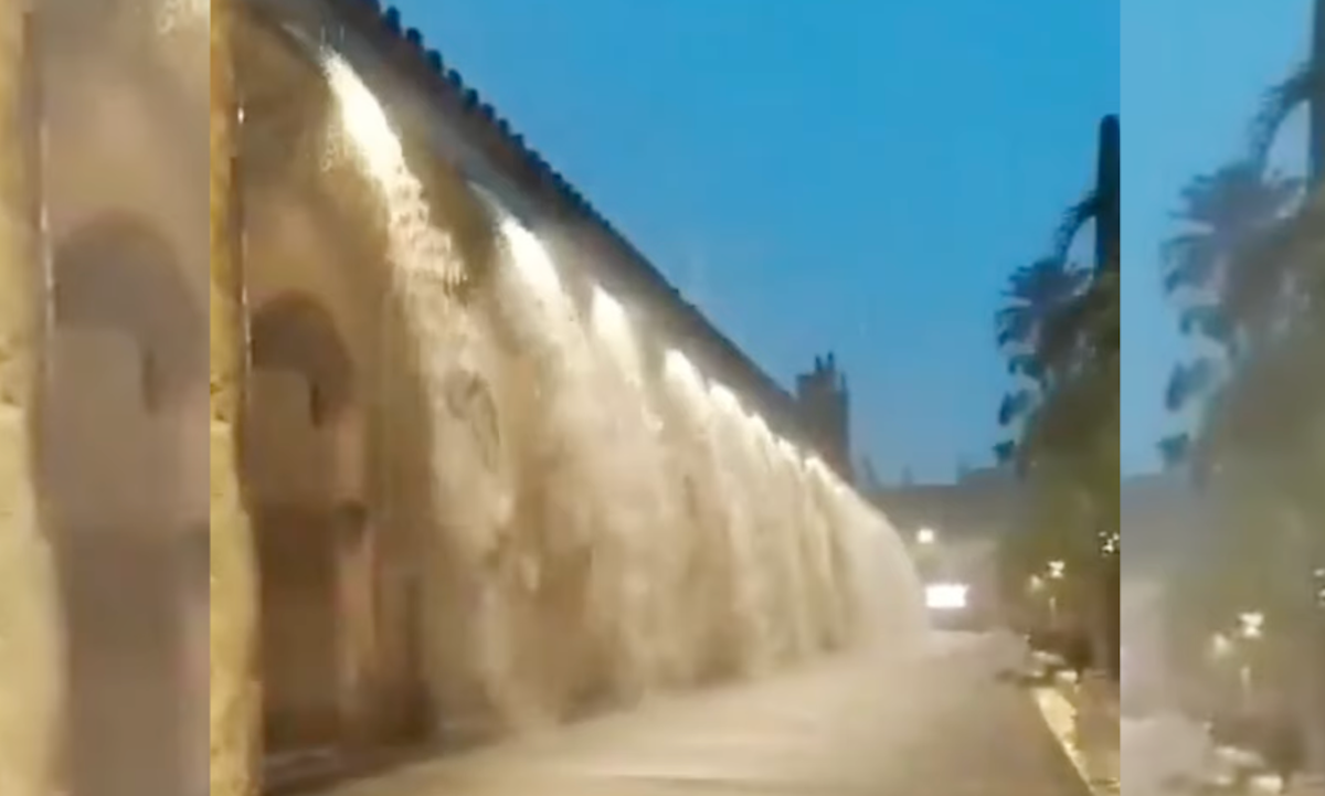 Chorros de agua saliendo de la Mezquita-Catedral de Córdoba. Chorros de agua saliendo de la Mezquita-Catedral de Córdoba.