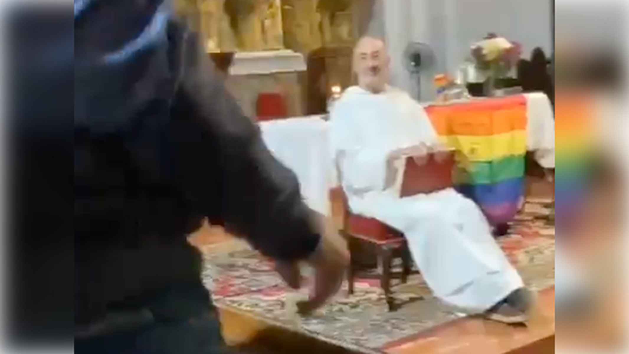 Momento en el que un joven interrumpe una misa en Sevilla y se dirige al sacerdote.