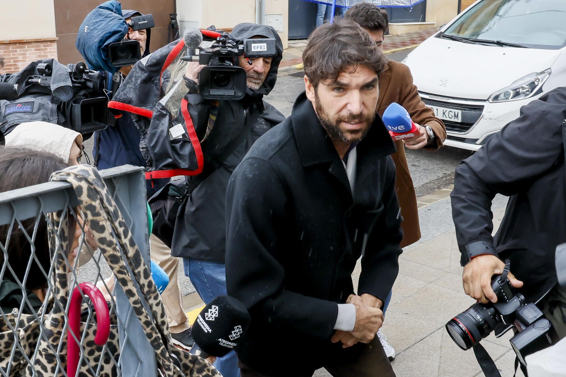 Cayetano entrando en el juzgado.