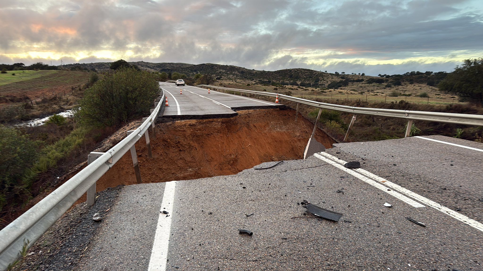Socavón en la carretera de El Castillo de las Guardas. Socavón en la carretera de El Castillo de las Guardas.