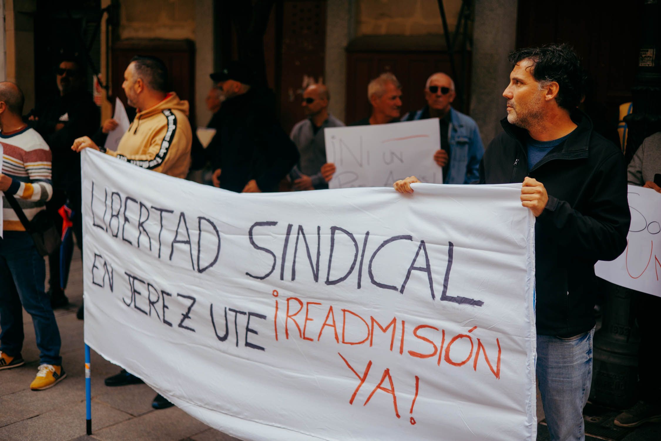 Juan Manuel Valero, el trabajador despedido de Jerez UTE, en la protesta de este lunes.
