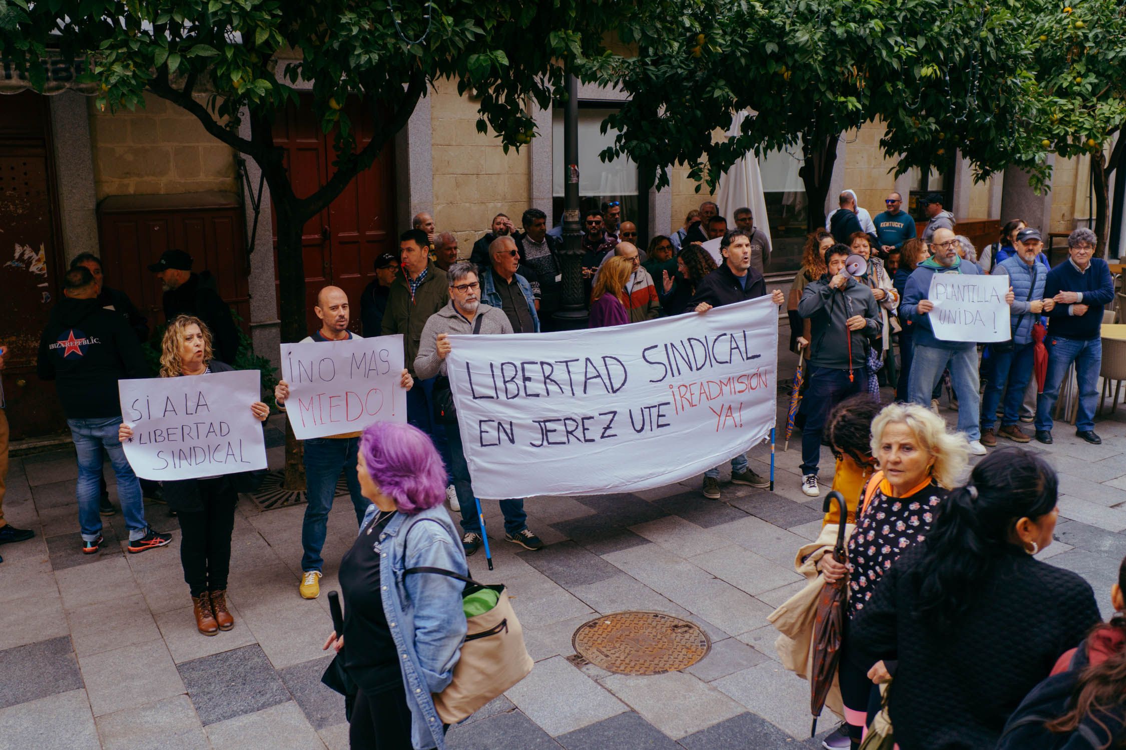 Concentración esta mañana delante de la puerta del Ayuntamiento. 