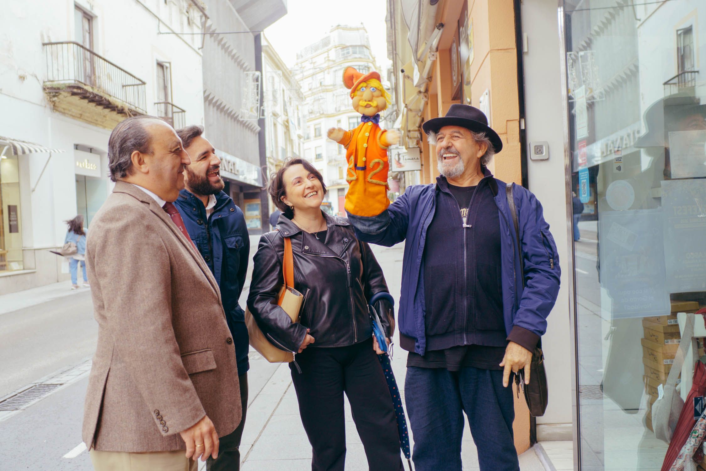 Juan Manuel Benito, de La Gotera de Lazotea, con un títere delante de representantes municipales. Juan Manuel Benito, de La Gotera de Lazotea, con un títere delante de representantes municipales.
