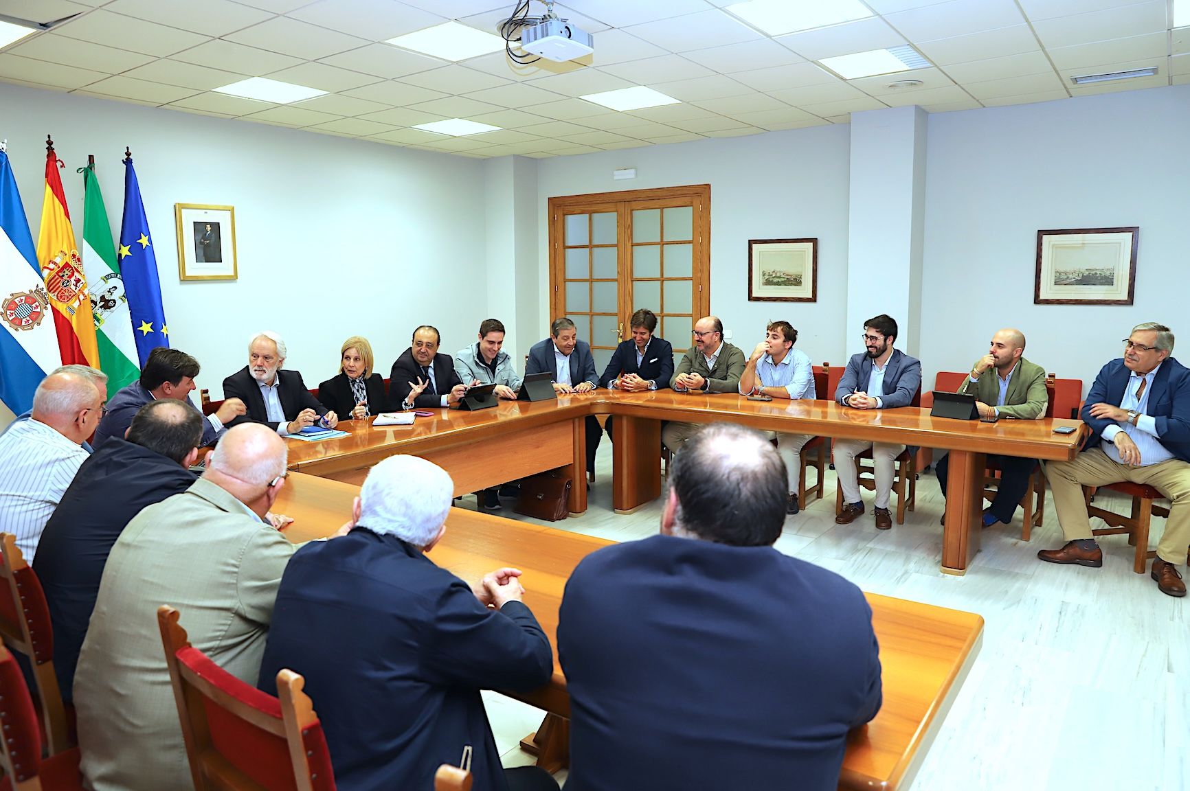 La alcaldesa y delegados con la junta de gobierno del Santo Crucifijo en el Ayuntamiento. 