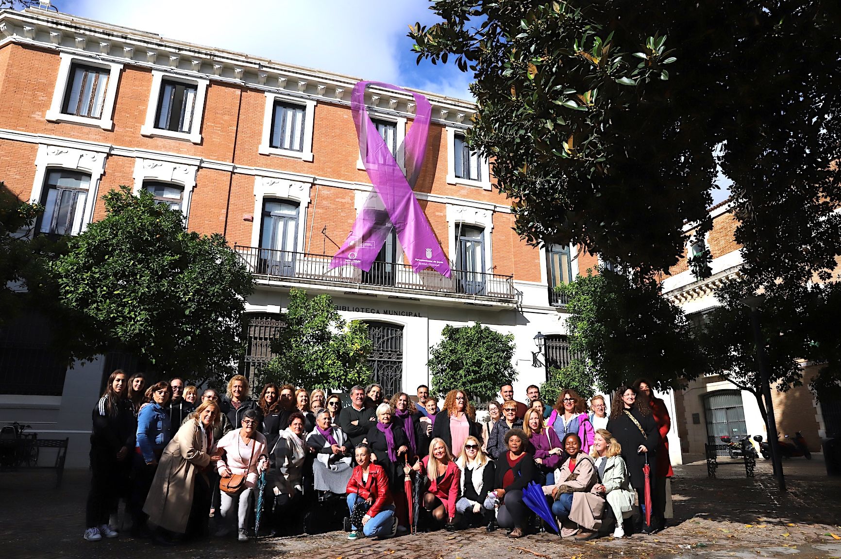 El lazo morado cuelga ya de la fachada de la Biblioteca Central de Jerez.