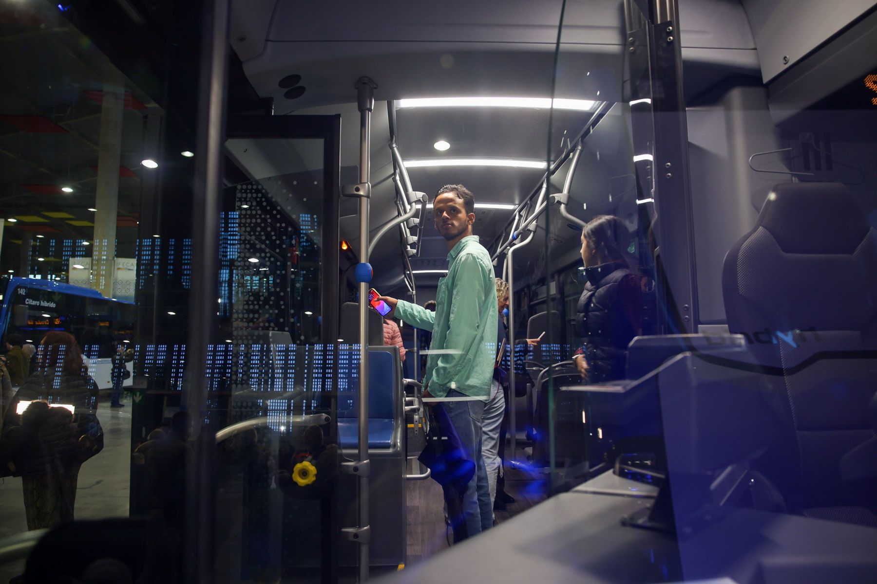 Un usuario, en el interior de uno de los nuevos autobuses de Jerez, en la reciente presentación de los 25 nuevos vehículos.