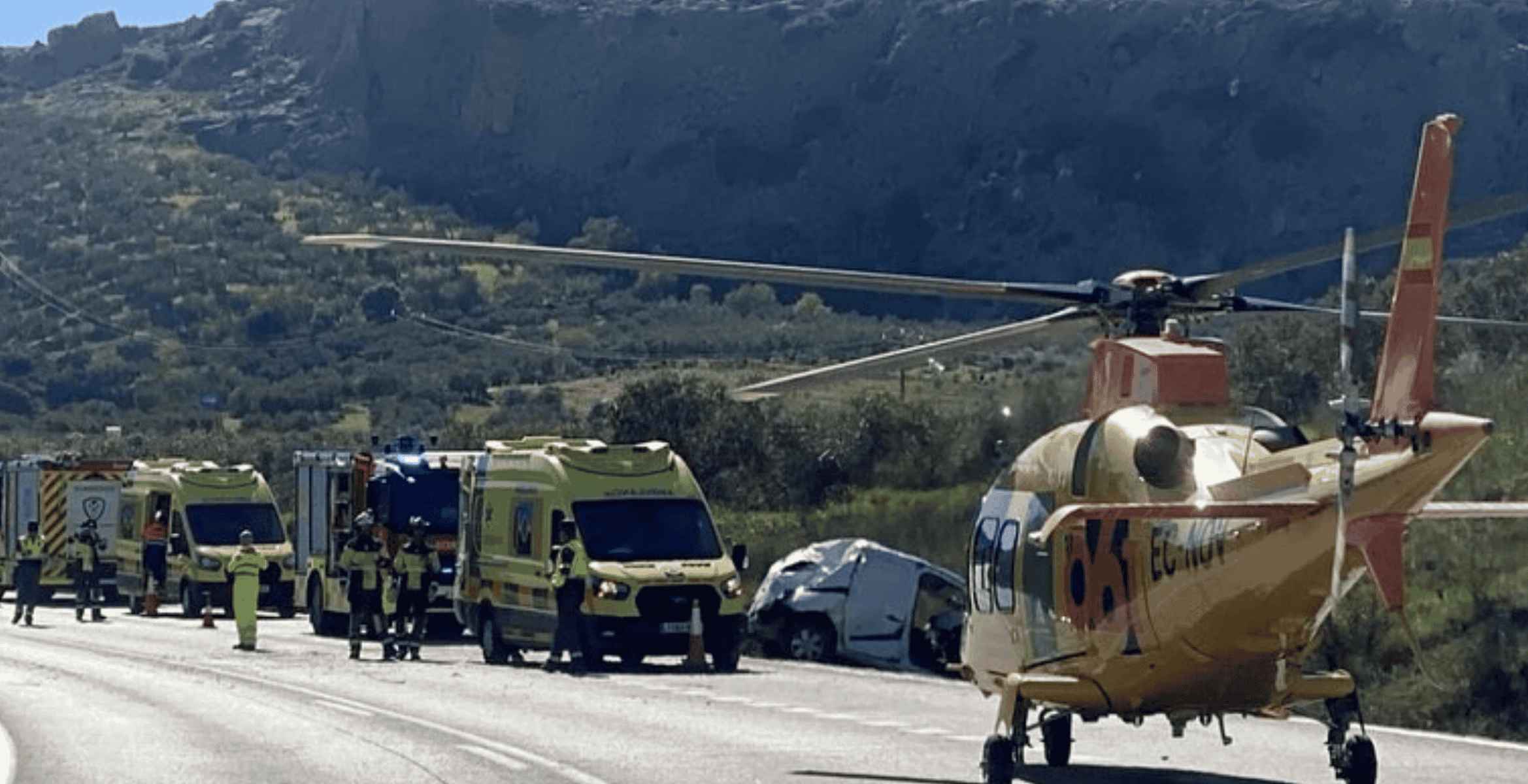 Amplio dispositivo de emergencia tras la colisión entre una ambulancia y un turismo. Amplio dispositivo de emergencia tras la colisión entre una ambulancia y un turismo.