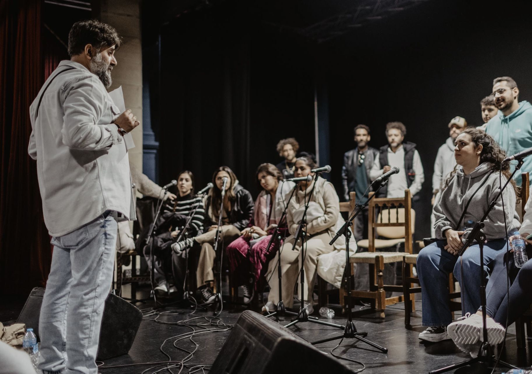 Luis de Perikín dando instrucciones a los componentes de Así Canta Jerez en Navidad durante un ensayo realizado en la Sala Paúl