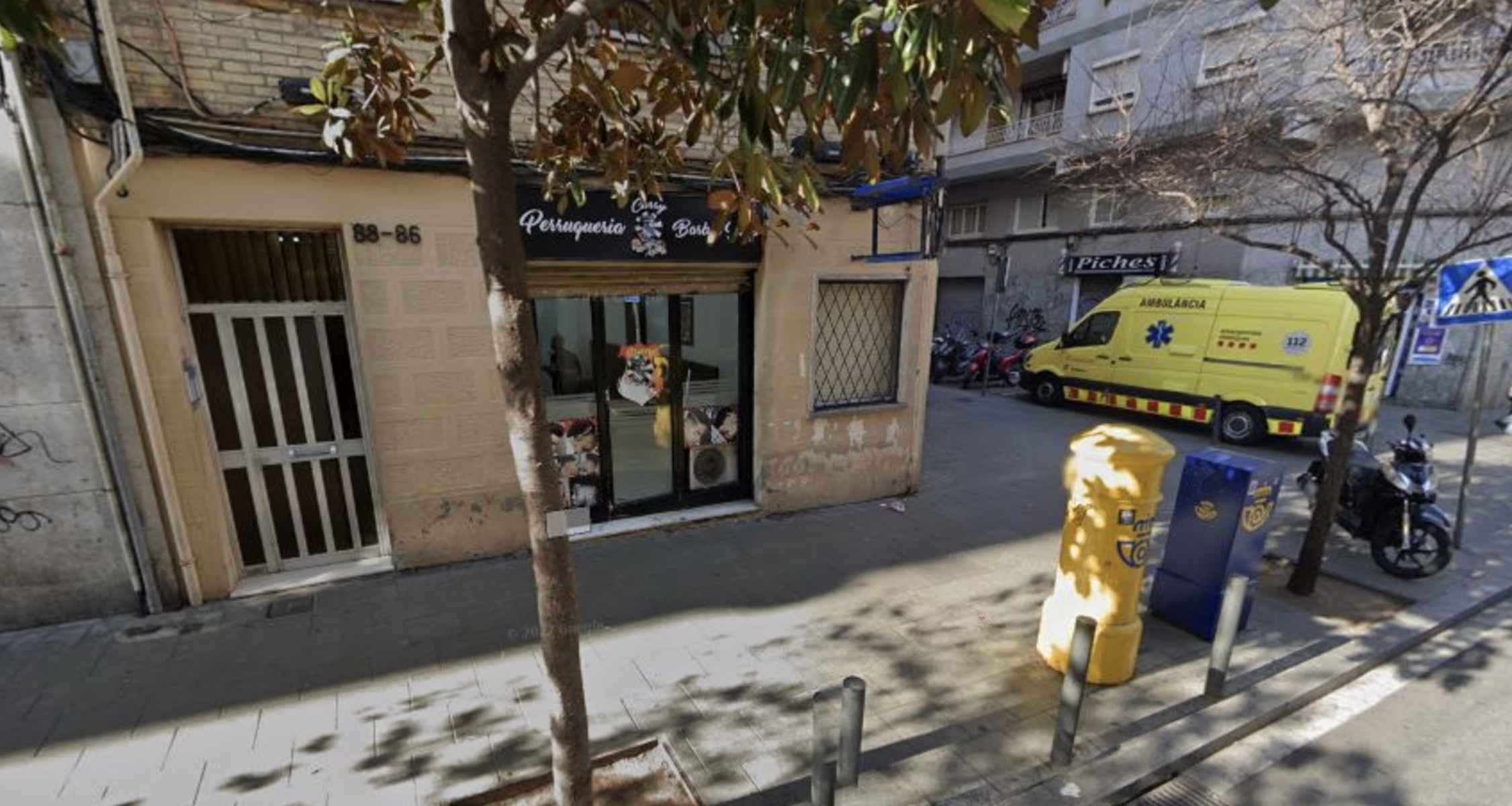 Lugar en el que ha caído al vacío una mujer tras precipitarse desde el balcón de su domicilio.