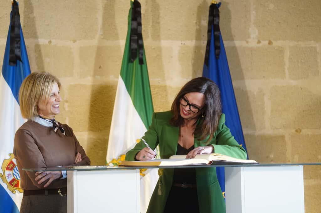 Pelayo y Rocío Díez firman la licitación. Pelayo y Rocío Díez firman la licitación.