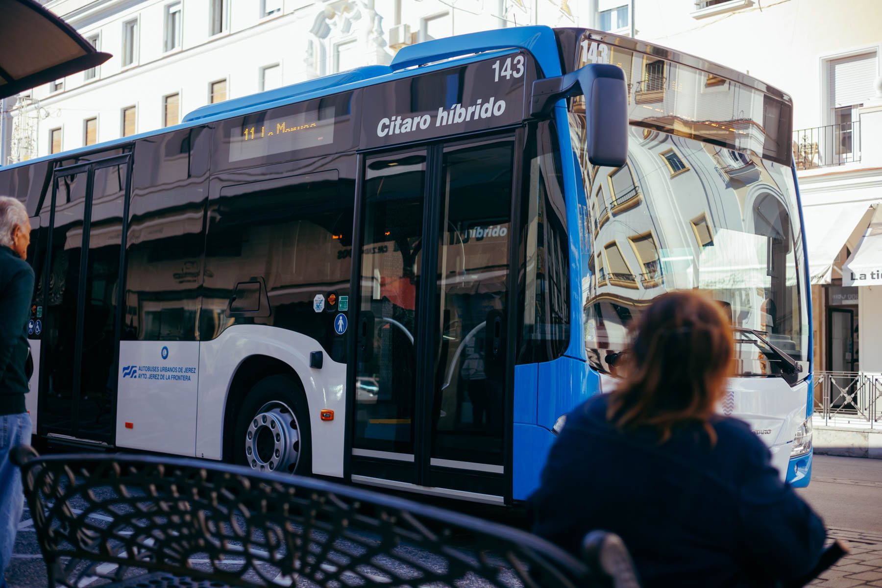 Usuarios entrando en uno de los nuevos autobuses urbanos de Jerez.