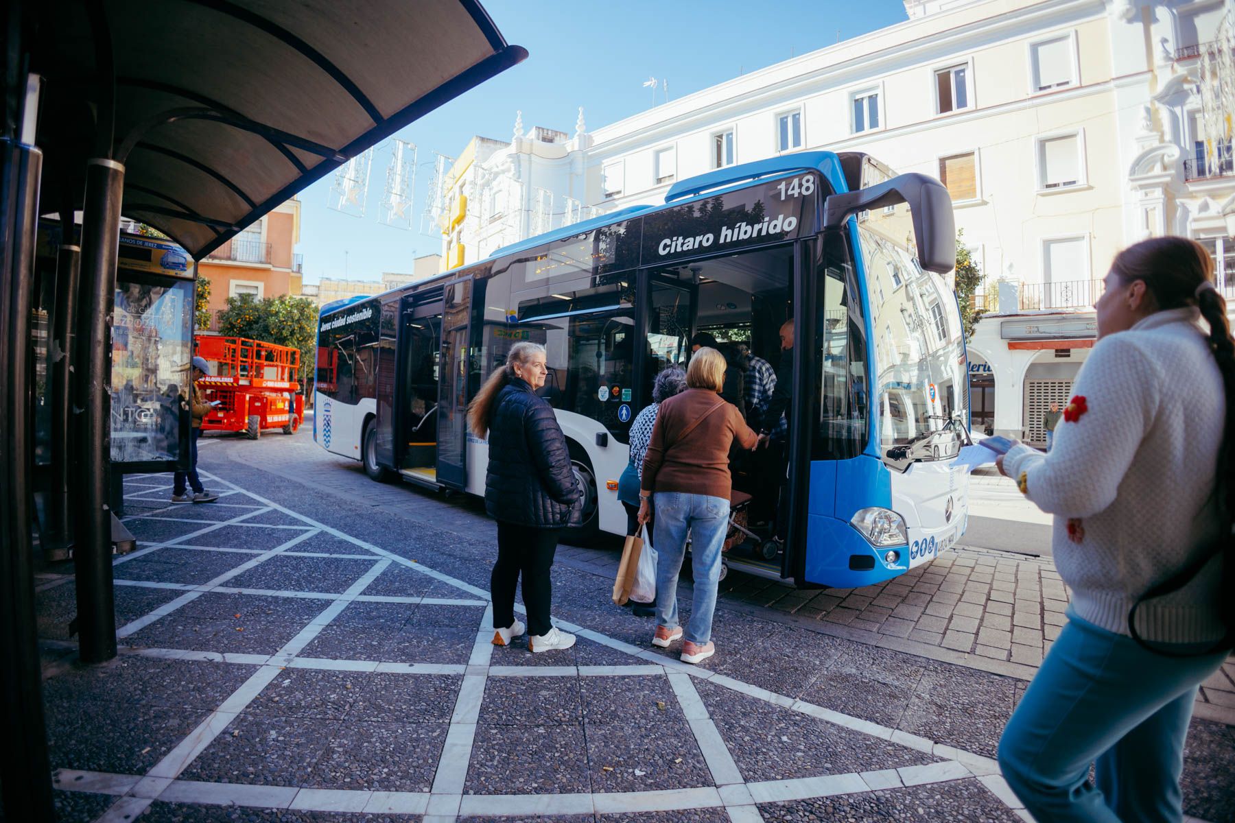 Usuarios entrando a uno de los nuevos autobuses de Jerez.